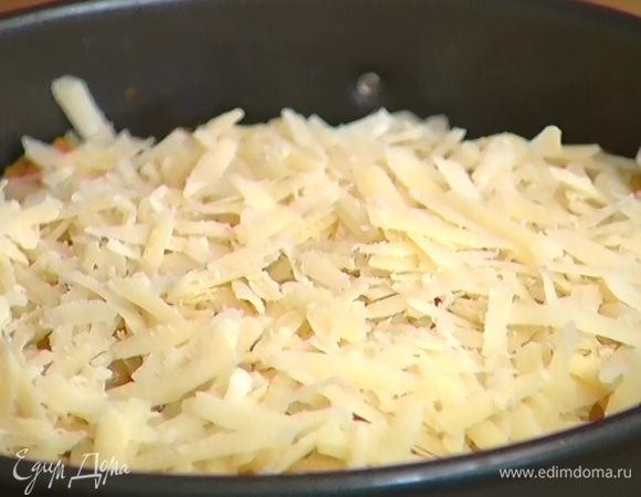 Посыпать натертым сыром.
