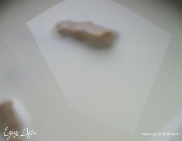 Дрожжи залить  молоком чуть выше температуры тела, но не выше 42 градусов, и отставить  на 15 минут .