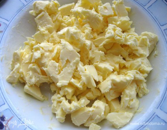 Сливочное масло  вынуть из холодильника, порезать на кусочки, дать постоять, чтобы оно стало мягким. Муку просеять через сито. 