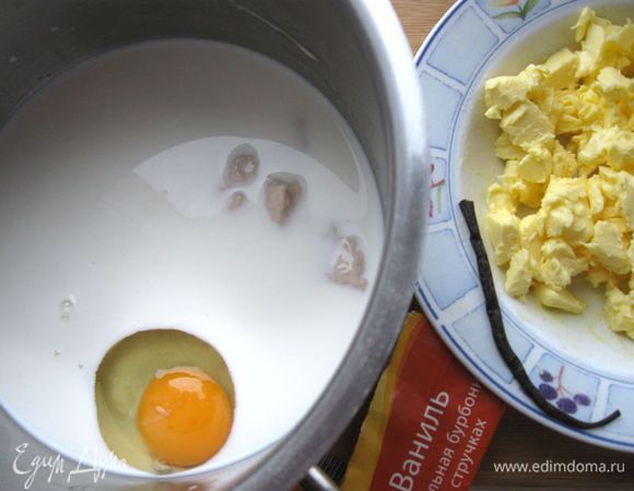 К молоку добавьте яйцо, соль, сахар, семена ванили и муку. Затем сливочное масло.