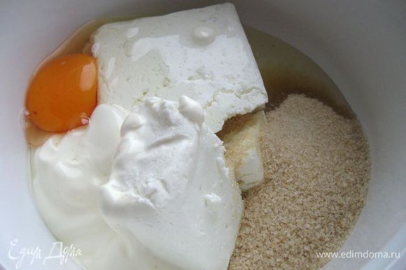 Приготовить начинку. Смешать творог, сахар, сметану, яйцо.