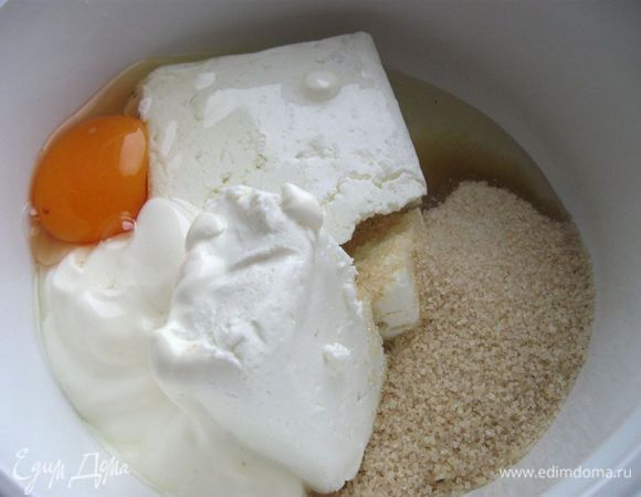 Приготовить начинку. Смешать творог, сахар, сметану, яйцо. 
