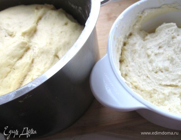 Если в твороге  комки — протереть через сито. По желанию  в начинку можно добавить лимонную цедру или ваниль, а также немного  изюма.