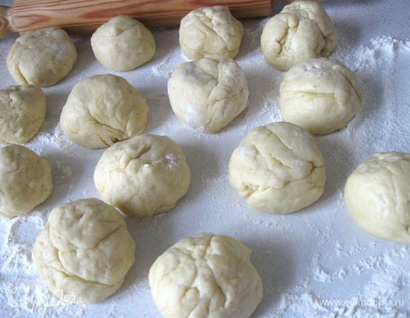 Присыпать  рабочую поверхность мукой. Разделить  тесто на  14 частей, скатать  в шарики. Немного приплюснуть  их.