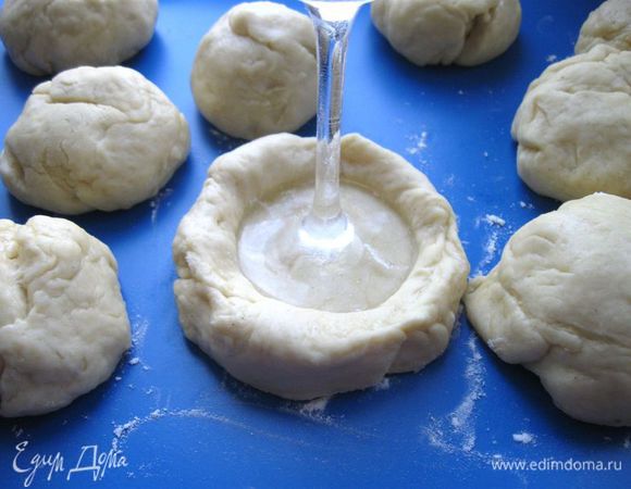  Сделать  в них  углубления стаканом или бокалом. 