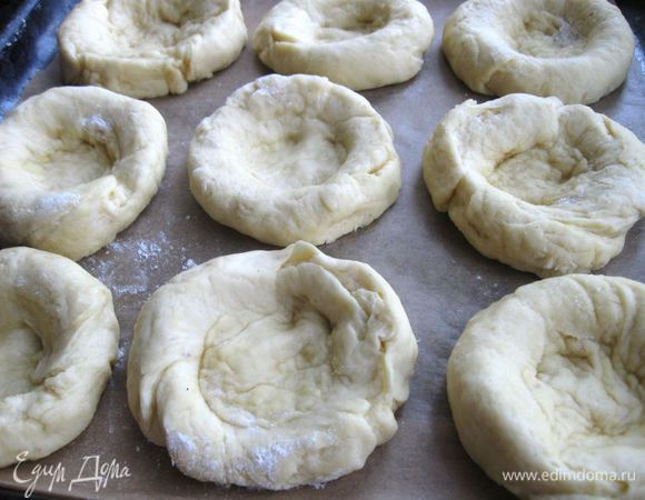 Переложить  на противень, застеленный пекарской бумагой.