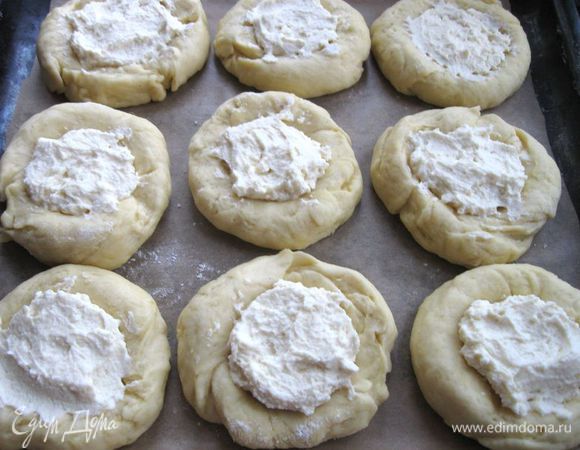 Выложить в каждую ватрушку  начинку. Дать постоять минут 10 – 15.