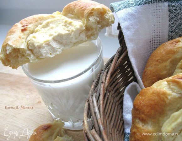 Готовые ватрушки сбрызнуть водой и положить под полотенце. Очень вкусно к горячим ватрушкам подать стакан прохладного молока.
Приятного аппетита!