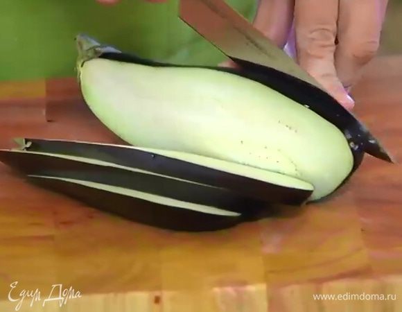 Баклажан нарезать вдоль пластинами, сбрызнуть 2 ст. ложками оливкового масла, посолить, поперчить, а затем обмазать маслом и специями всю поверхность баклажанов.