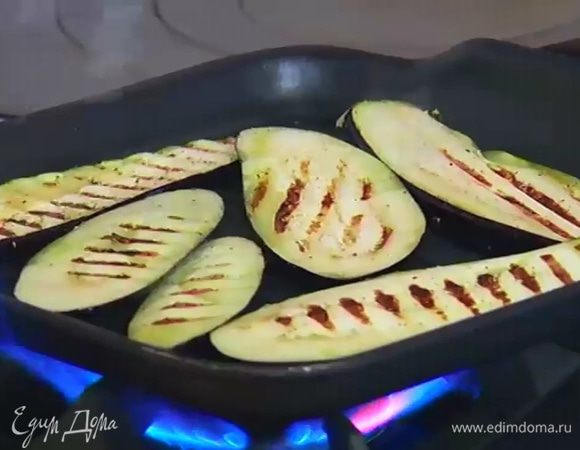Разогреть сковороду-гриль и обжаривать баклажаны с обеих сторон до появления золотистых полосок.