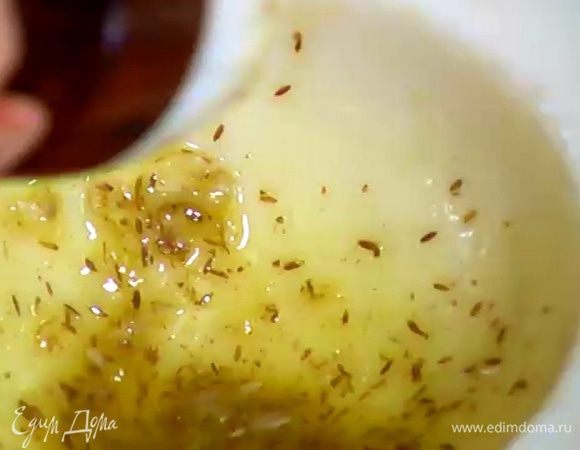 Приготовить заправку: в ступке соединить чеснок, зиру, соль и перец, влить оливковое масло Extra Virgin и все растереть.