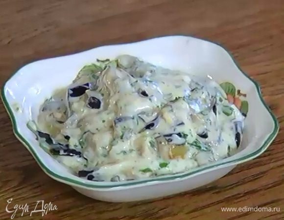 Обжаренные баклажаны нарезать тонкими полосками и добавить в салатницу с соусом.