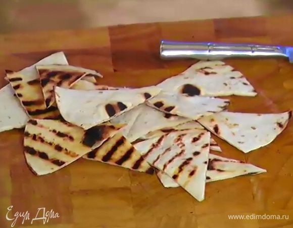 На сковороде, где жарились баклажаны, разогреть 1 ст. ложку оливкового масла, выложить лепешки и обжарить с двух сторон, затем порезать небольшими кусочками.