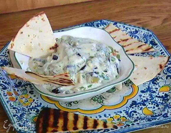 Баклажаны в соусе подавать с кусочками лепешек.