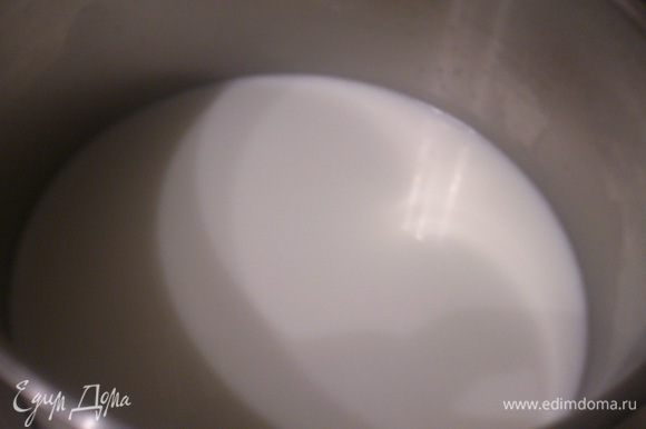 Для крема молоко с сахаром и ванильным сахаром довести до кипения.