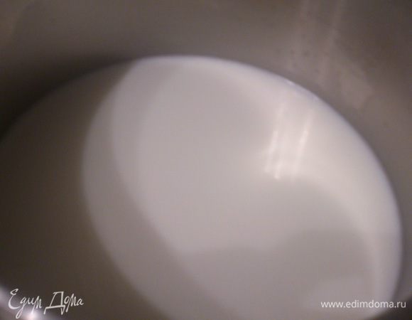 Для крема молоко с сахаром и ванильным сахаром довести до кипения.