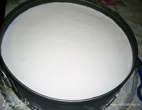 Заливаем все кремом и немедленно (!) отправляем в морозилку для застывания крема. Чтоб крем не вытекал снизу, проследите, чтобы блюдо, на котором лежит торт, было идеально плоским, а кольцо плотно к нему прилегало. В целях дополнительной безопасности снизу вокруг кольца можно проложить слой фольги или пищевой пленки.