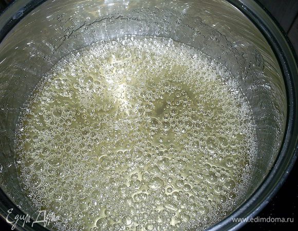 Нам надо уварить карамель до 150°C. Если варите без градусника — карамель должна приобрести лишь слегка золотистый оттенок.