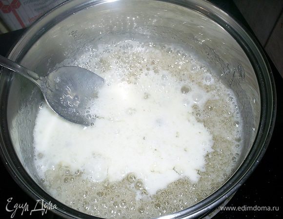 Пока варится карамель, сливки с ванилином и семенами ванили доводим до кипения. Снимаем карамель с огня. Сразу же небольшими порциями вливаем в нее горячие сливки и перемешиваем до однородности. Будьте очень осторожны — масса сначала сильно шипит и бурлит.