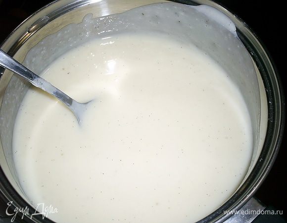 Даем глазури немного остыть (в идеале — до 70 градусов). И растворяем в ней набухший желатин. Теперь нам надо хорошенько остудить нашу глазурь, но следите, чтоб она не начала застывать прямо в ковшике.