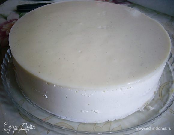 Выливаем охлажденную глазурь на слой застывшего крема «Шантильи». Отправляем торт в холодильник, пока глазурь не застынет. Она дает потрясающе красивую зеркальную, идеально гладкую поверхность торту. Когда глазурь полностью застынет, освобождаем торт от кольца.