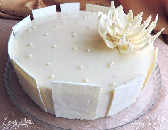 Украшаем торт заранее приготовленным шоколадным декором и съедобными жемчужинками. Как сделать украшения для торта смотрим здесь: http://www.edimdoma.ru/club/posts/15056.