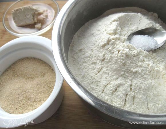 Приготовить тесто. Муку посеять. Сливочное масло размягчить.  Смешать все сухие ингредиенты: муку, сахар, соль. 