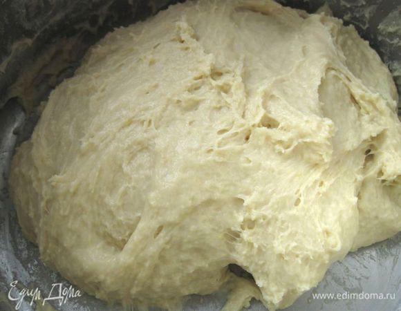 Замесить  тесто. Тесто получается липкое, но муку больше не добавлять. Накрыть тесто полотенцем и поставить подходить  примерно  на 2 часа. 