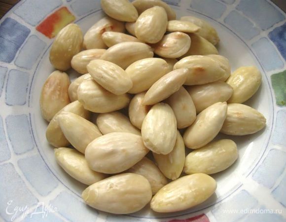 Миндаль опустить в кипяток на 5 минут, очистить. Обжарить на сухой  сковороде. Перемолоть в блендере.
