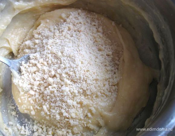 Развести крахмал в молоке, добавить желтки, сахар, ваниль, цедру. Поставить варить на среднем огне, постоянно помешивая до загустения. Остудить, добавить масло, слегка взбить и добавить миндаль.