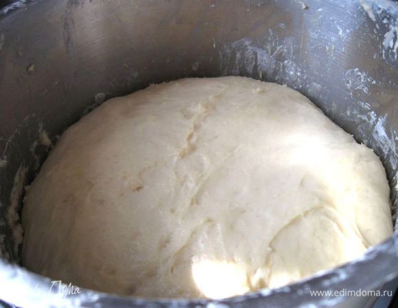 Разделка: обмять подошедшее тесто.