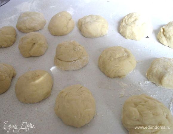  Рабочую поверхность присыпать мукой,  разделить тесто на 15 кусочков. 