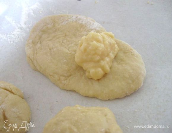 Раскатать каждый кусочек овалом 12-15 см. по длине. Выложить крем ближе к одному краю, отступив от края 2 см. 