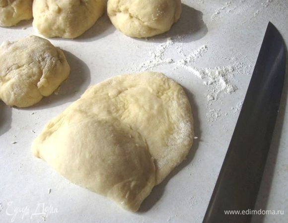 Закрыть крем тестом и хорошо залепить края.