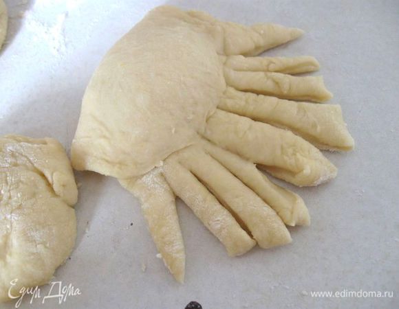 Оставшийся кусок теста нарезать полосками с одного края, и  положить их на верхнюю часть булочки. 