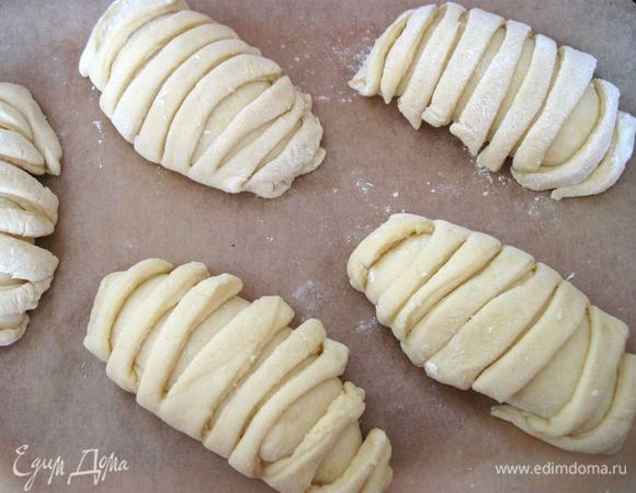 Поместить булочки на противень, застеленный пекарской бумагой, и оставить там  на 30 мин. 