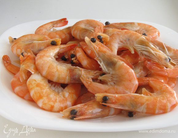 Нам понадобятся крупные креветки. Свежих я не нашла, поэтому взяла замороженные. По рецепту рекомендуется сырые креветки обжарить на оливковом масле. Я просто отварила в подсоленной воде. Почистила, оставив хвостики.