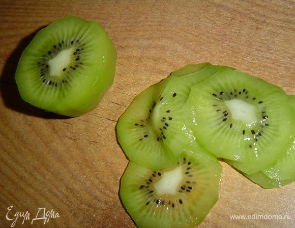 Киви очищаем, половину нарезаем кружочками, а вторую половину - мелкими кубиками.