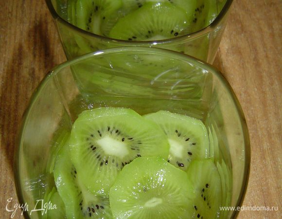Кружочки киви выкладываем на дно стаканов.