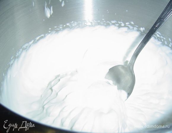 Творожный сыр взбиваем с добавлением сливок и сахарной пудры до пышной массы.