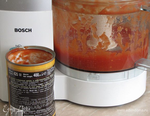 Томаты пюрировать  в кухонном комбайне или с помощью блендера. Вместо консервированных можно использовать свежие томаты, предварительно сняв с них кожицу.