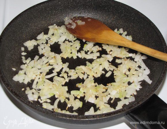 Лук мелко нарезать, и обжарить 1 минуту на оливковом масле вместе с 1 ст. л. тертого корня имбиря.