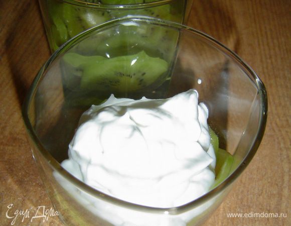 На киви в стаканы выкладываем по 2-3 ст.л. творожно-сливочной массы,