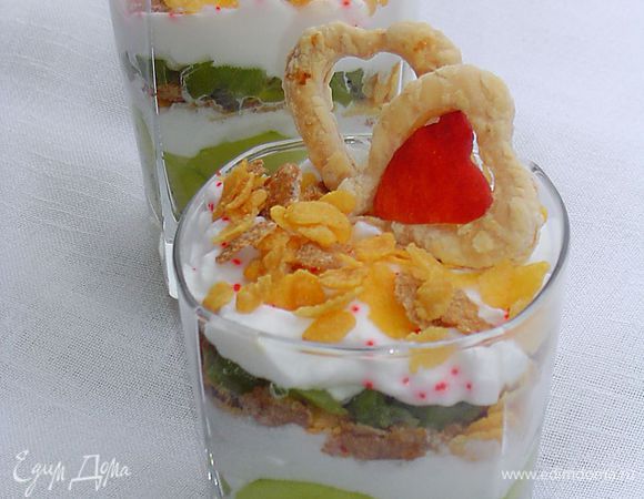 Сверху посыпаем небольшим кол-вом кукурузных хлопьев и украшаем сердечками из слоеного теста, в центре которых размещаем яблочные сердечки.