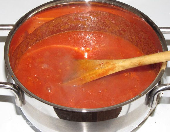 Добавить измельченные помидоры, посолить, поперчить. Готовить на среднем огне, часто перемешивая, 10 минут. Добавить мед, тщательно перемешать и готовить еще 5 минут. Снять с огня и остудить.