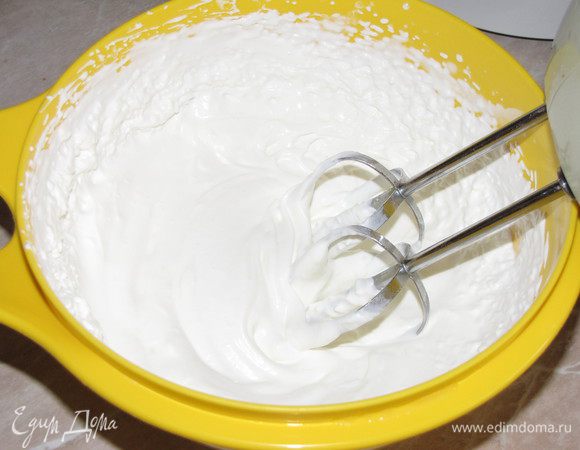 Очень холодные сливки взбить в крутую пену.