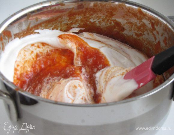 Соединить сливки, остывшую томатную массу и сливочный хрен. Очень осторожно с помощью лопатки перемешать, чтобы сохранить объем сливок. Если нужно еще посолить и поперчить.