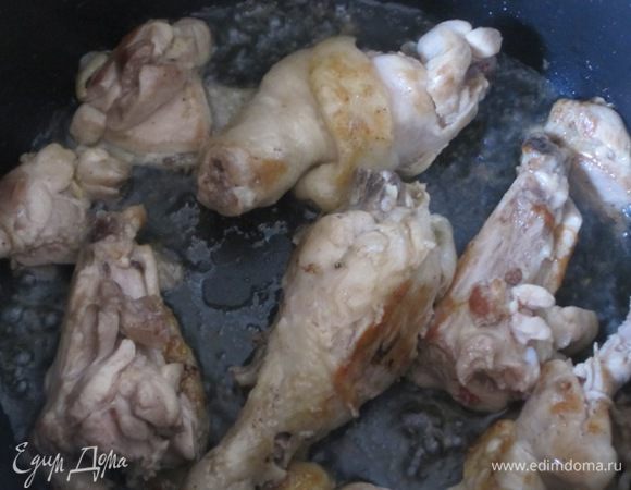 Нарезать кусочки курицы. В чашу мультиварки выложить кусочек сливочного масла, добавить растительное масло.  Выложить кусочки курицы, обжаривать 15 минут на программе "Экспресс-режим".