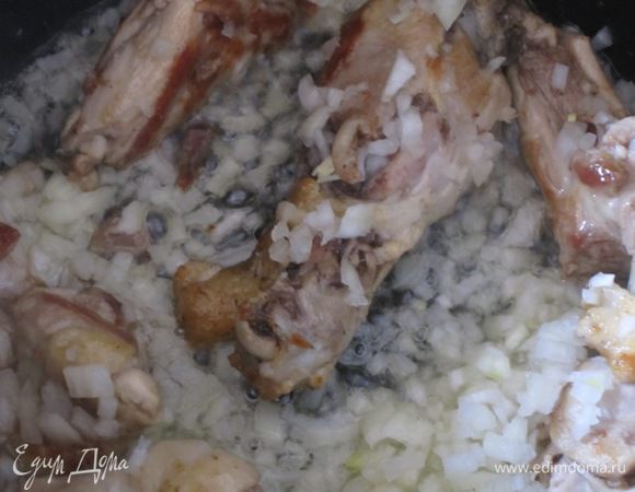 Мелко нарезанный лук и натертую морковь добавить к курице. Готовить 10 минут в том же режиме.