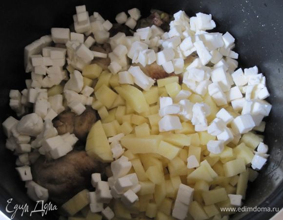 Выложить очищенный , нарезанный кубиками картофель и нарезанные плавленные сырки.